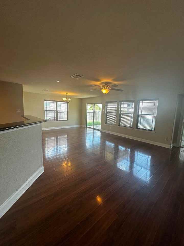 1137 Renaissance Trl - Photo 3 of 32