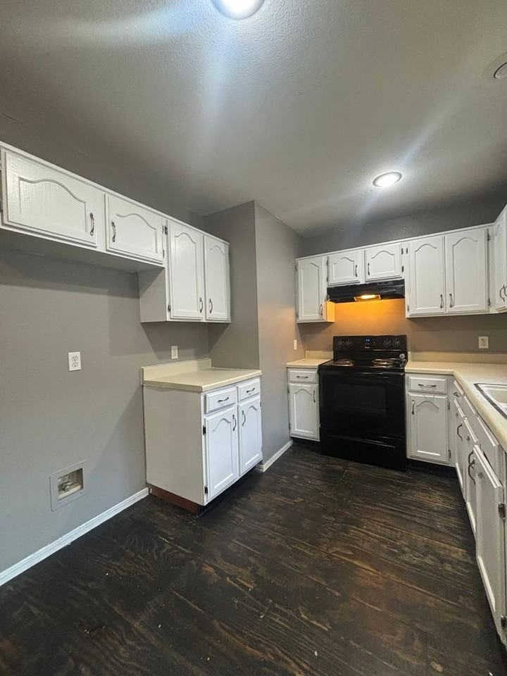 1100 S Weaver Ave - Photo 3 of 12