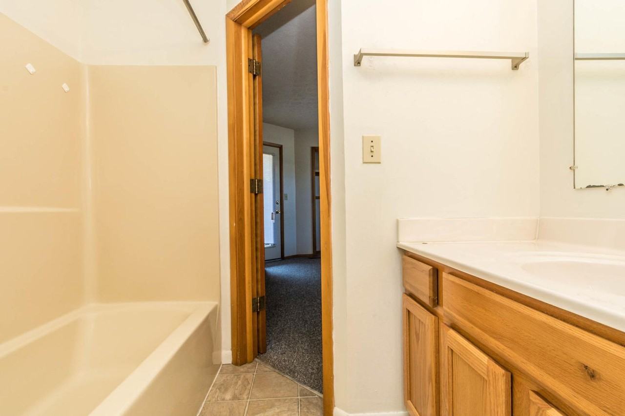 519 E Smith Ave - Photo 6 of 12