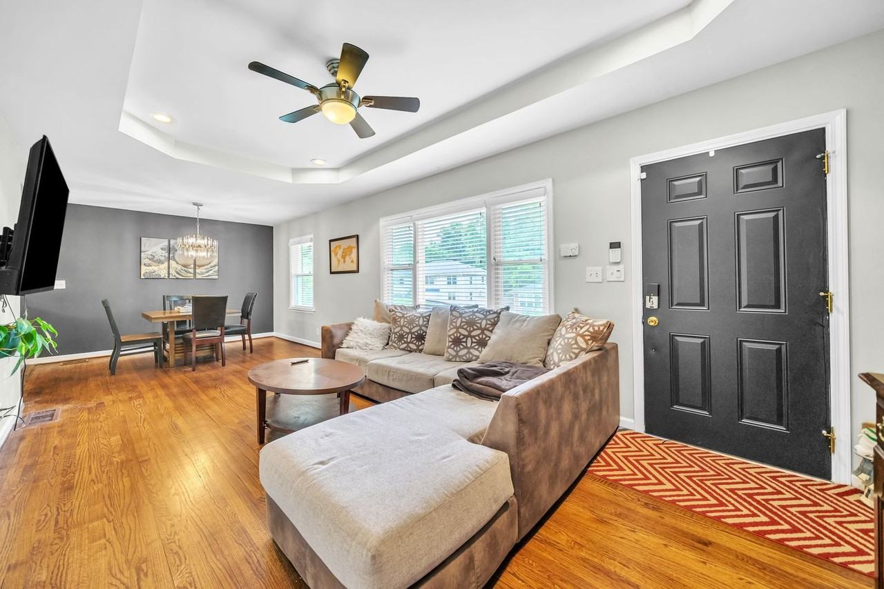 2609 Glenvalley Dr - Photo 2 of 33