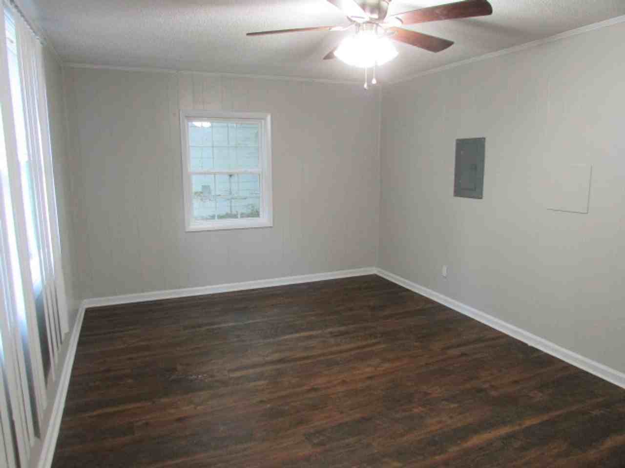 5 Broad Ct - Photo 3 of 15