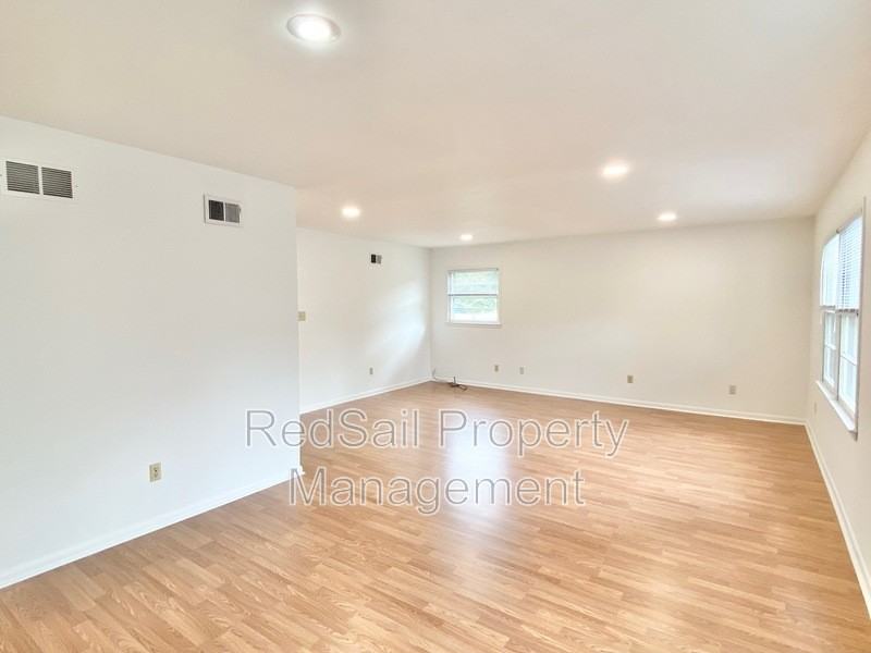 701 Essex Park Dr - Photo 5 of 22