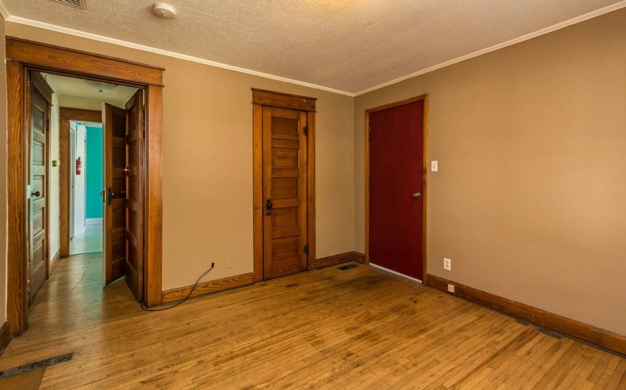 209 E 12th St - Photo 5 of 19