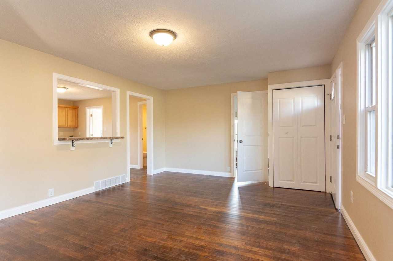 2404 E 8th St - Photo 5 of 13