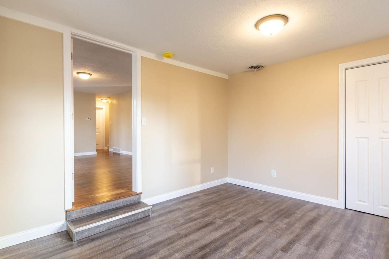 2404 E 8th St - Photo 6 of 13