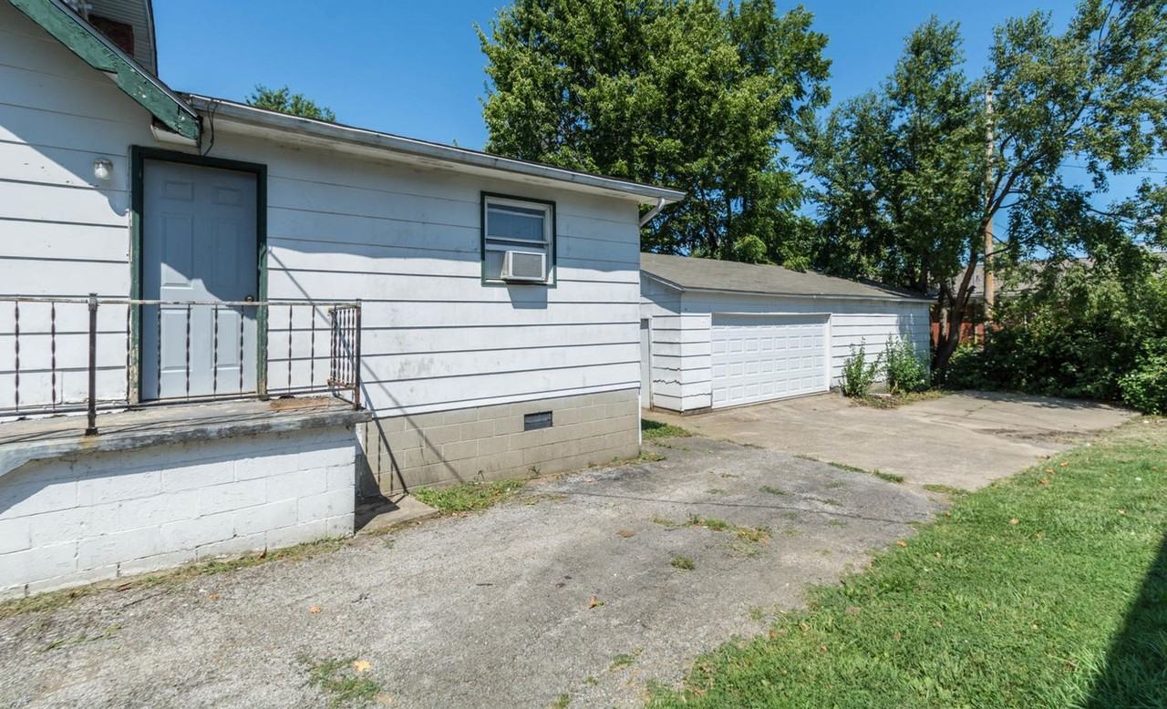 409 E 16th St - Photo 3 of 16