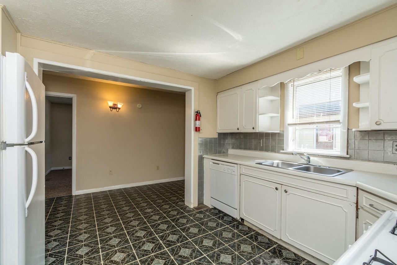 409 E 16th St - Photo 6 of 16