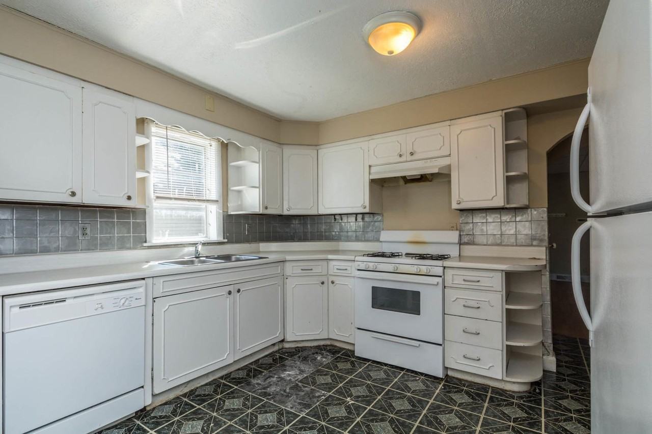 409 E 16th St - Photo 7 of 16