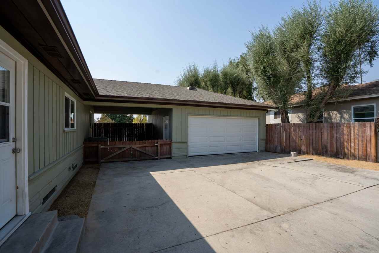 3071 N D St - Photo 3 of 21