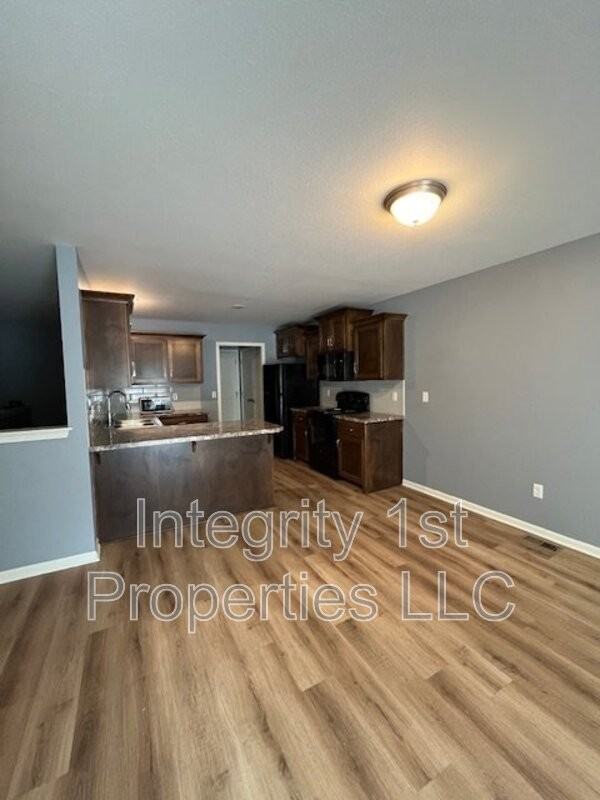 6323 Ne 44th St - Photo 4 of 15
