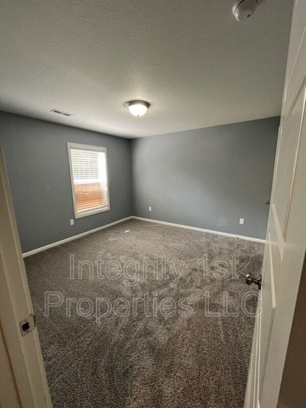6323 Ne 44th St - Photo 6 of 15