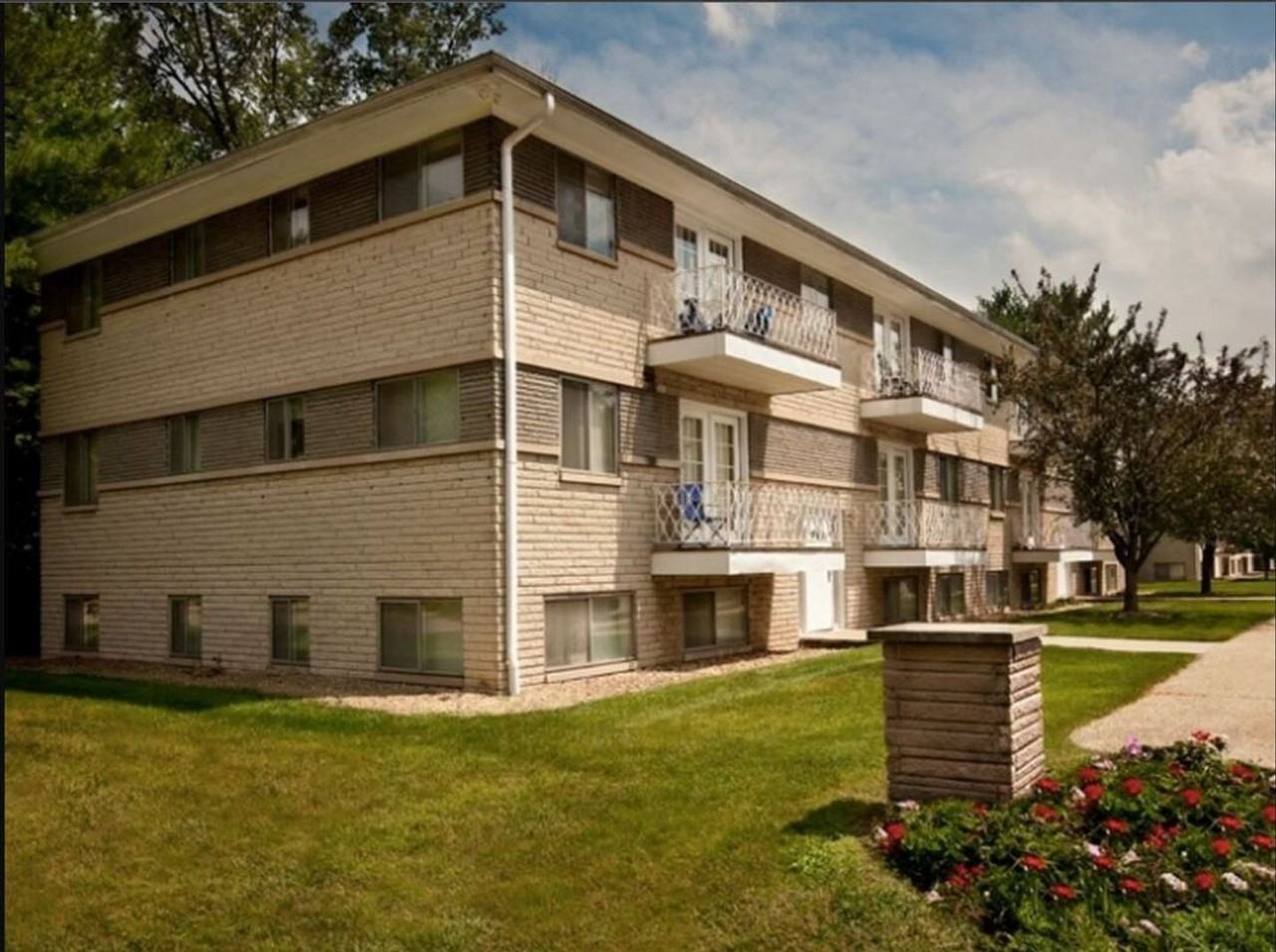 Remodeled Apartments Walking Distance from IU Campus - Photo 7 of 33