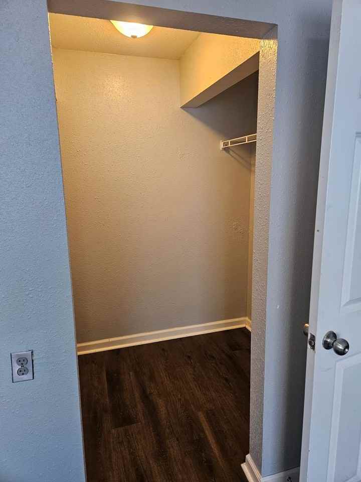 ASHBURN COURT APARTMENTS - Photo 3 of 18