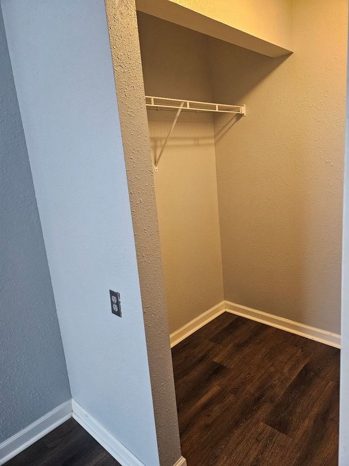 ASHBURN COURT APARTMENTS - Photo 4 of 18