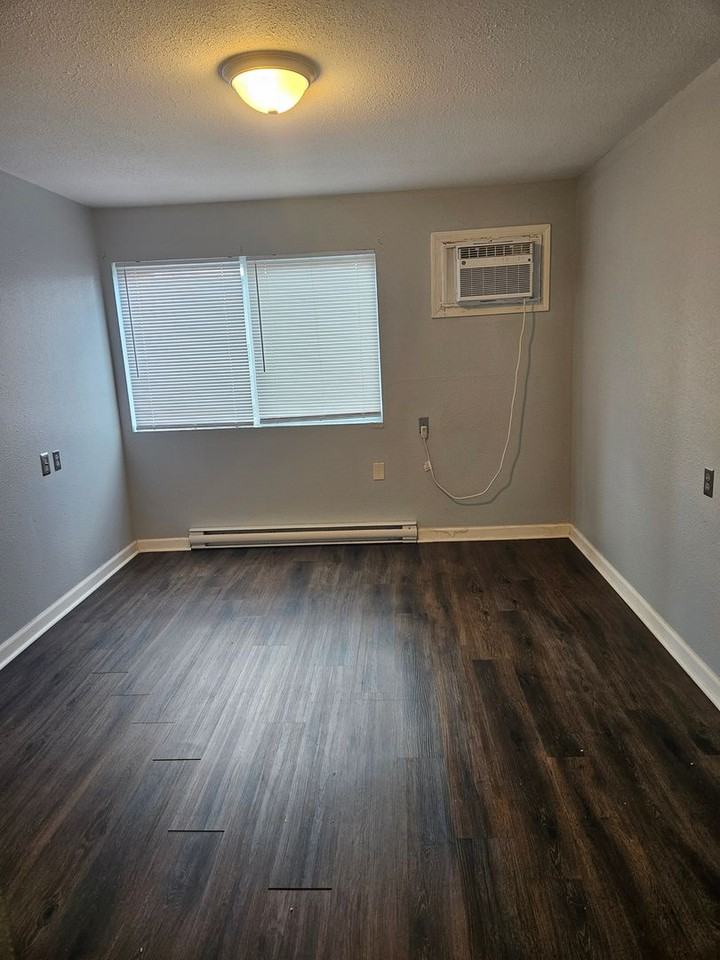 ASHBURN COURT APARTMENTS - Photo 5 of 18