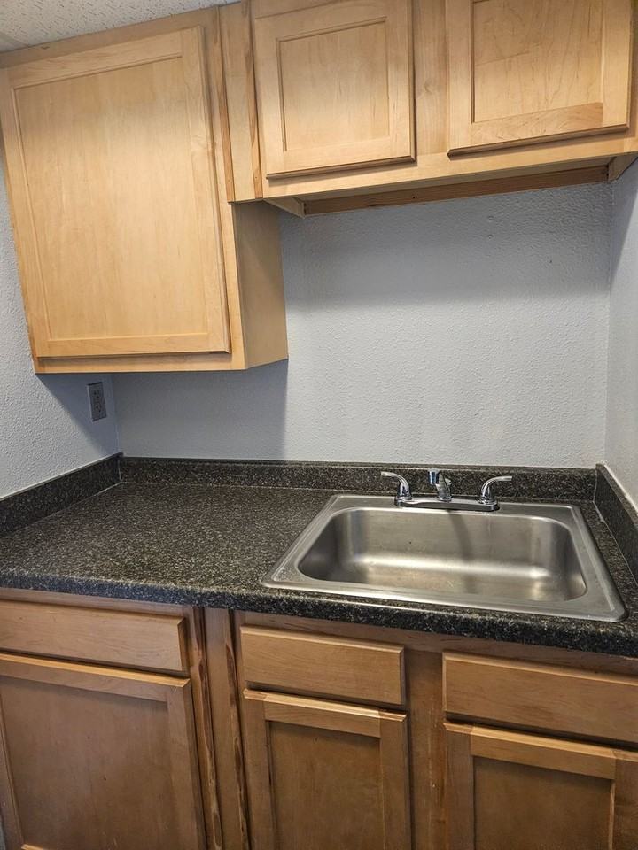 ASHBURN COURT APARTMENTS - Photo 6 of 18