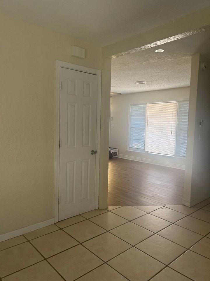 1503 Nw 18th St - Photo 3 of 11