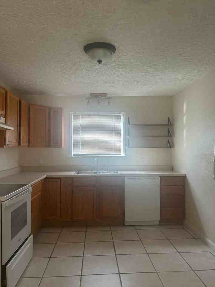 1503 Nw 18th St - Photo 6 of 11