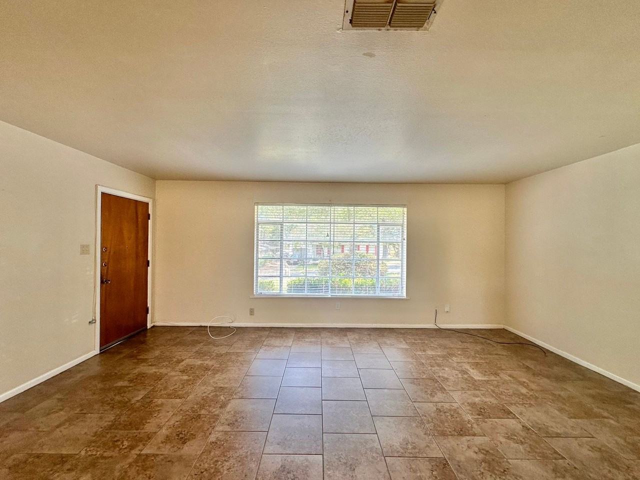 2805 Medina Dr - Photo 2 of 23
