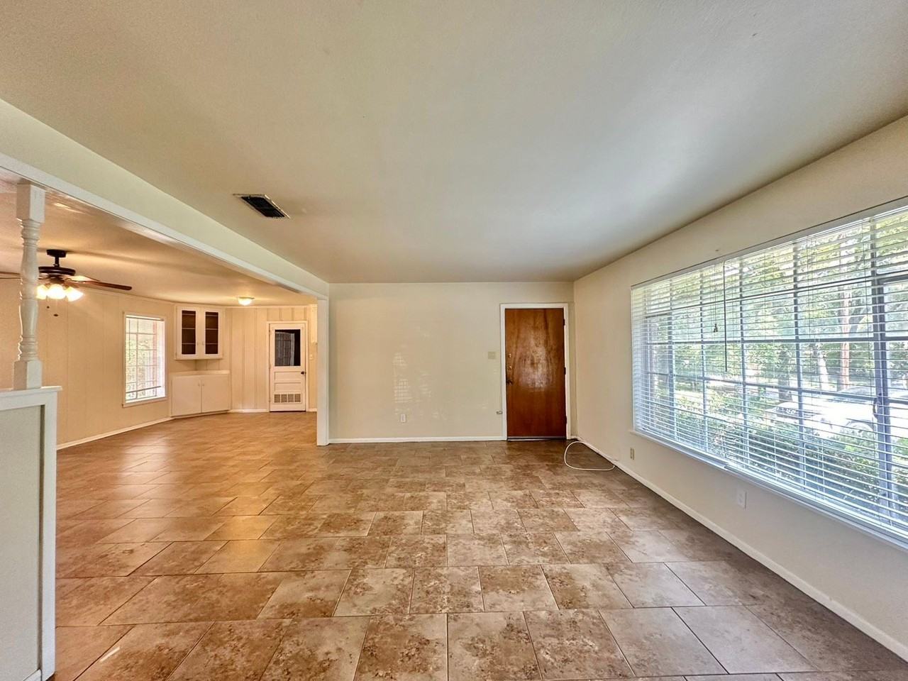 2805 Medina Dr - Photo 3 of 23