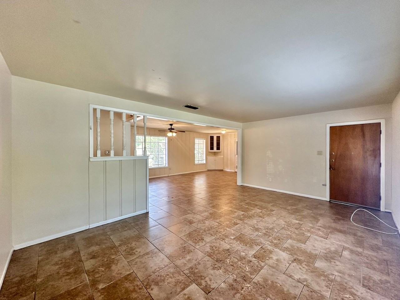 2805 Medina Dr - Photo 4 of 23
