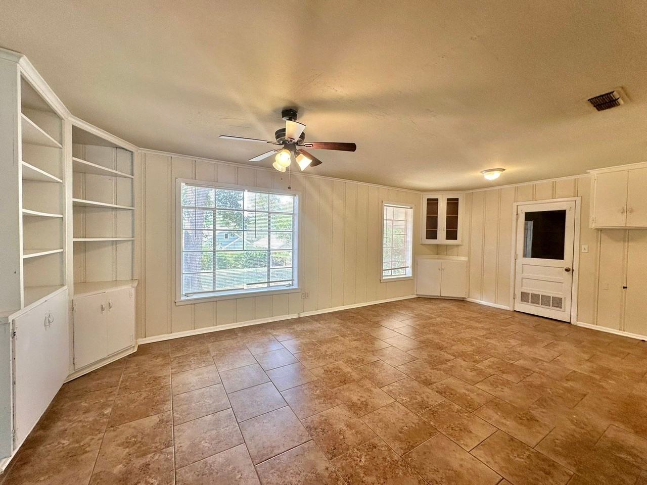 2805 Medina Dr - Photo 5 of 23