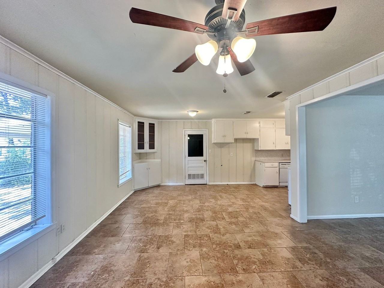 2805 Medina Dr - Photo 6 of 23
