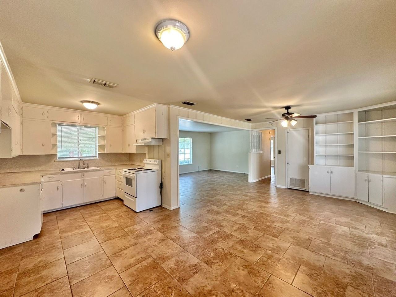 2805 Medina Dr - Photo 7 of 23
