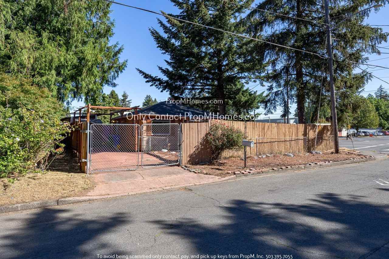 18131 Se Yamhill St - Photo 3 of 21