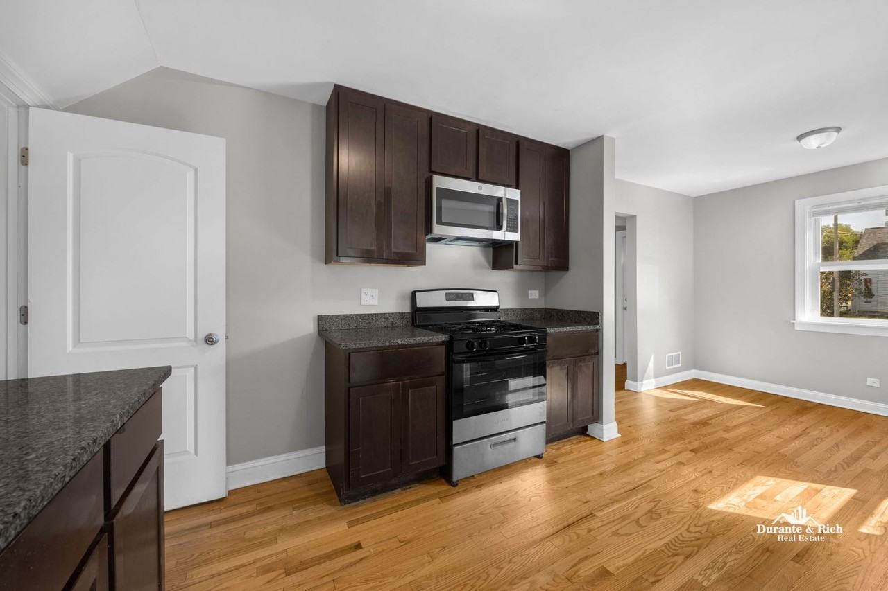 8716 S Sacramento Ave - Photo 4 of 14