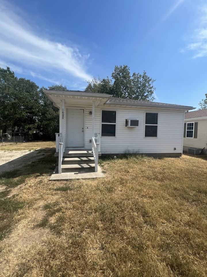 1408 S Case St - Photo 2 of 13