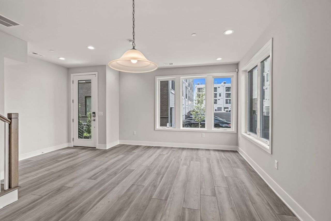 701 Brewster Aly - Photo 7 of 31