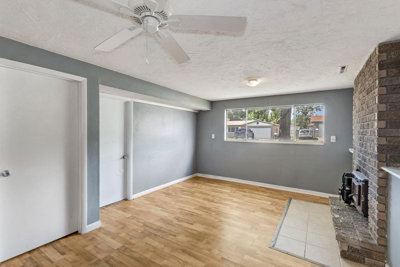636 29 1/4 Rd - Photo 7 of 23