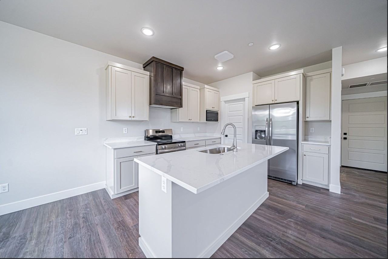 826 E Sunnyside Rd #2 - Photo 3 of 38