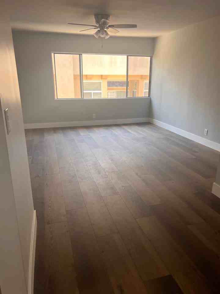 135 N Hillcrest Boulevard - Photo 3 of 8