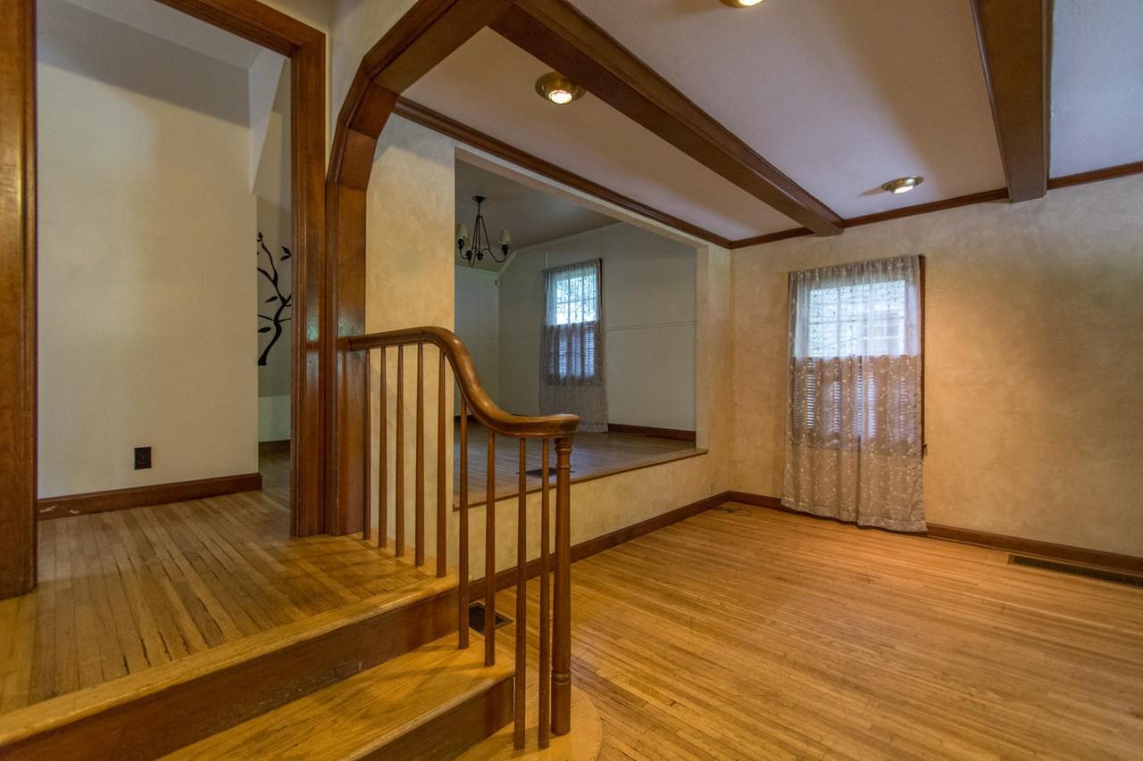 321 S Eastside Dr - Photo 2 of 50