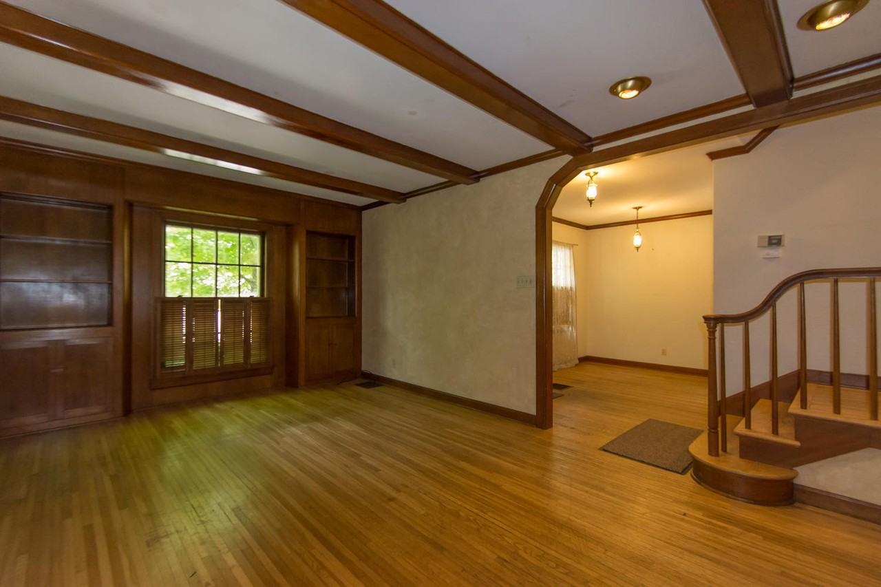 321 S Eastside Dr - Photo 3 of 50