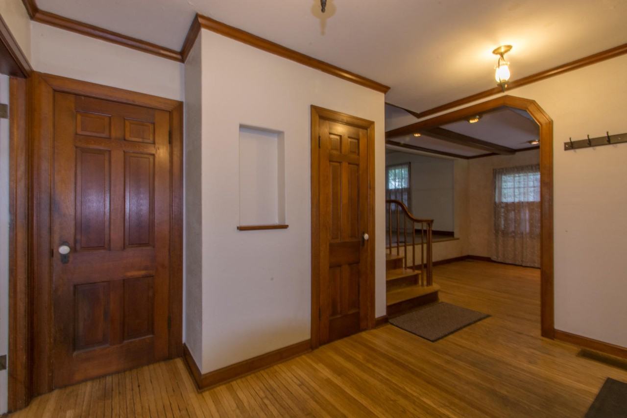 321 S Eastside Dr - Photo 5 of 50