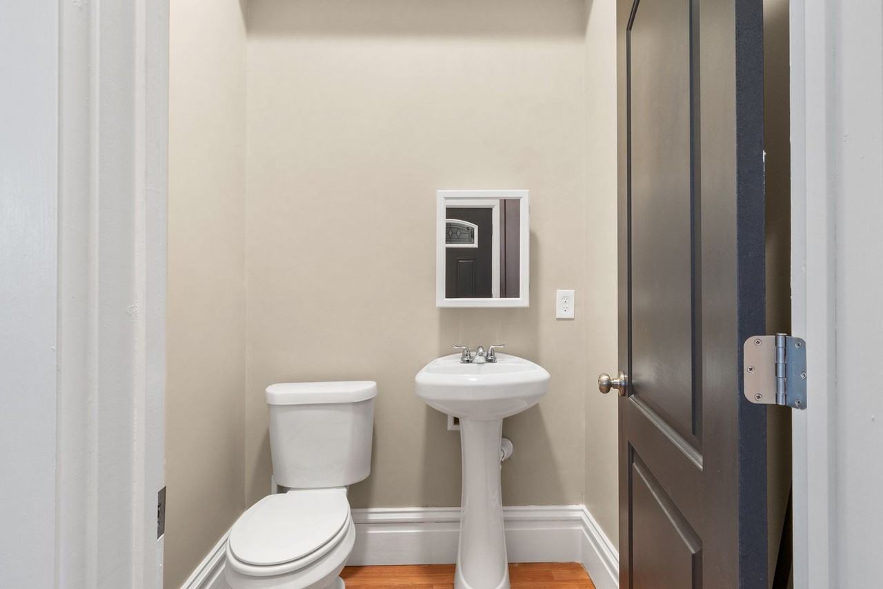 900 Barton St - Photo 3 of 14