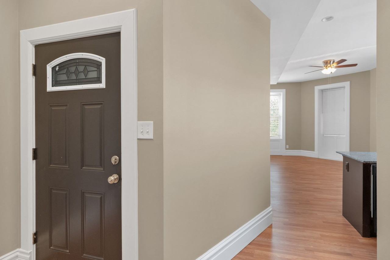 900 Barton St - Photo 4 of 14