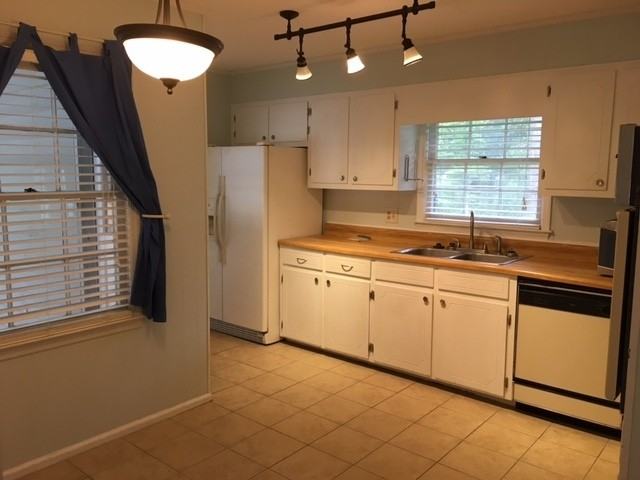 1111 Gornto Rd - Photo 3 of 12