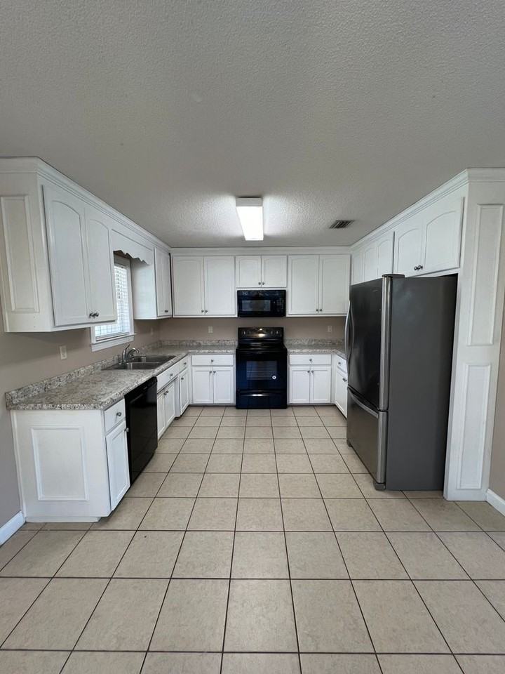 1698 Springhill Dr - Photo 6 of 14