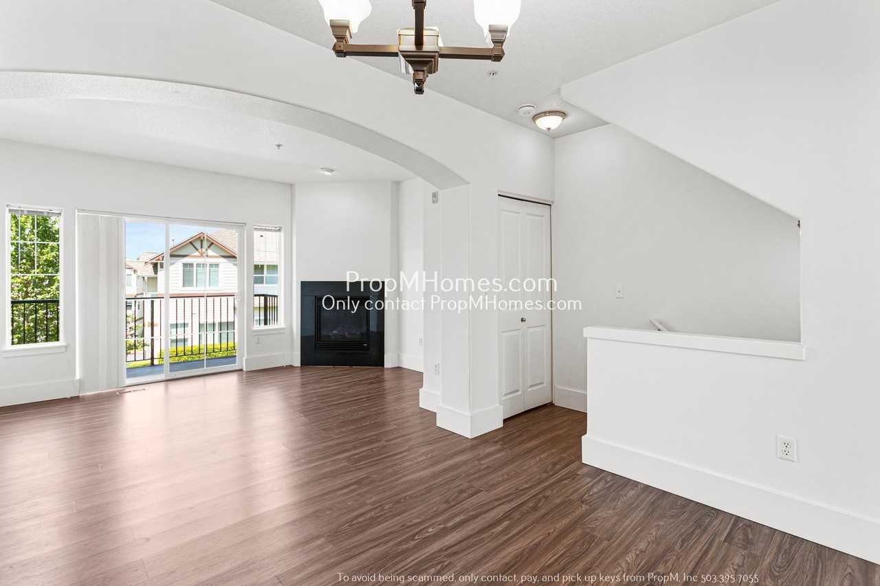 720 Nw 118th Ave #102 - Photo 3 of 24