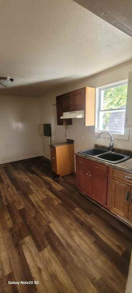 617 Center St - Photo 3 of 15