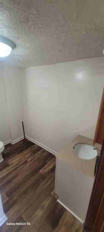 617 Center St - Photo 4 of 15