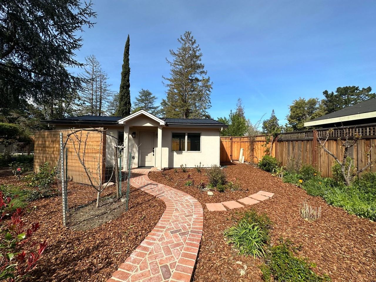1440 Oakhurst Ave - Photo 3 of 48
