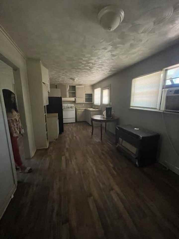 144 Anthony St - Photo 4 of 16