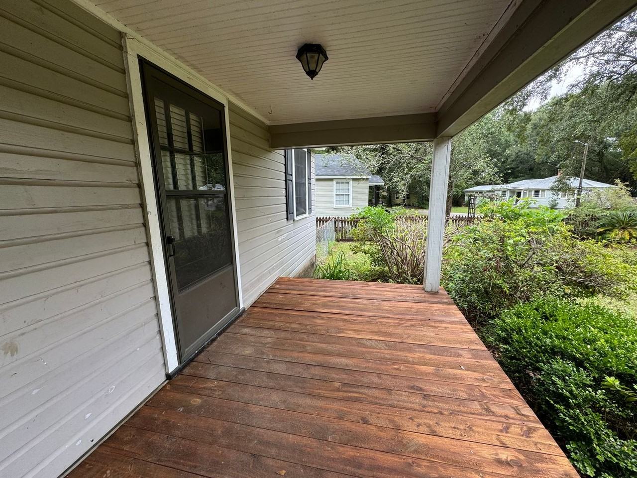 371 Hillwood Cir E - Photo 2 of 10