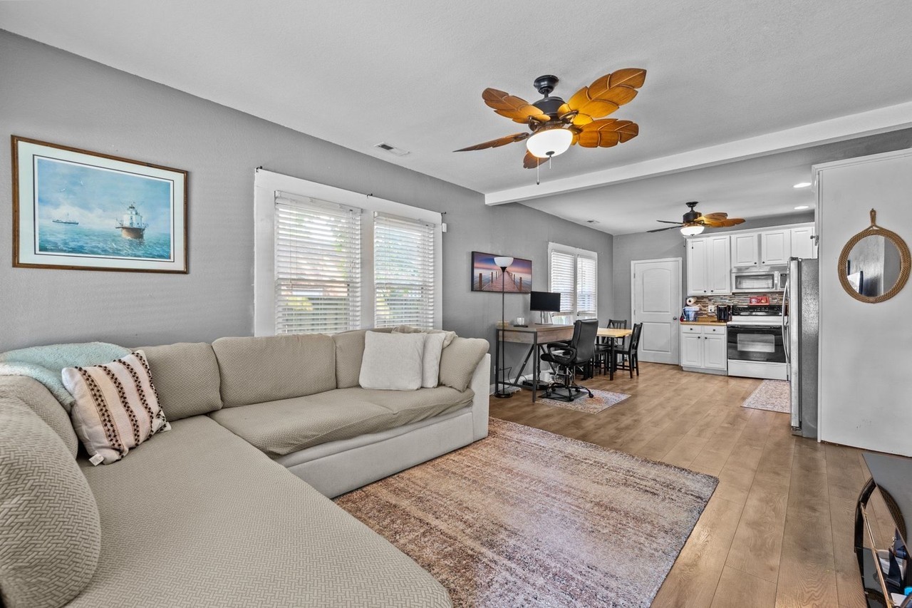 4814 Larkin St - Photo 6 of 25