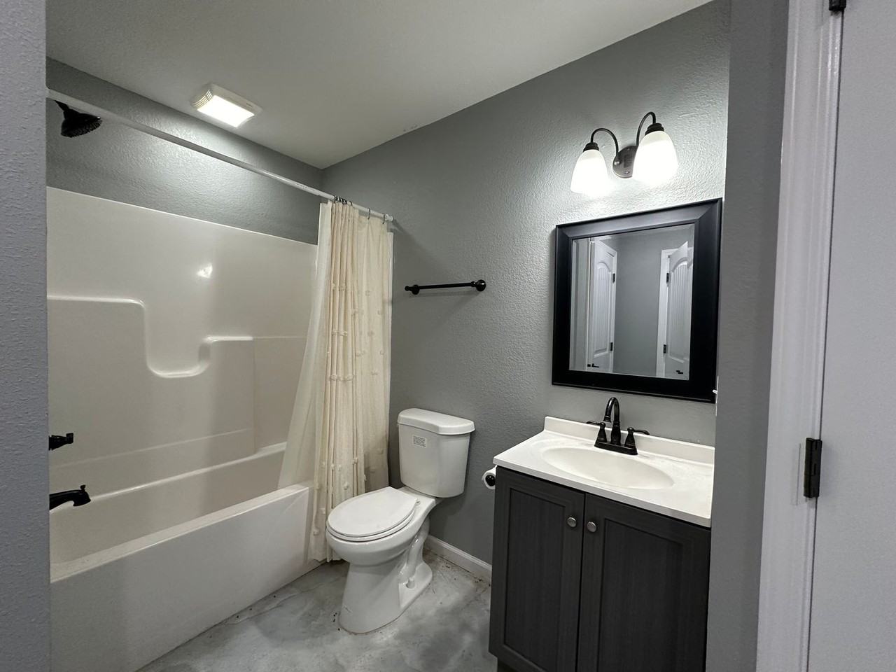 105 Evergreen Pl - Photo 3 of 7